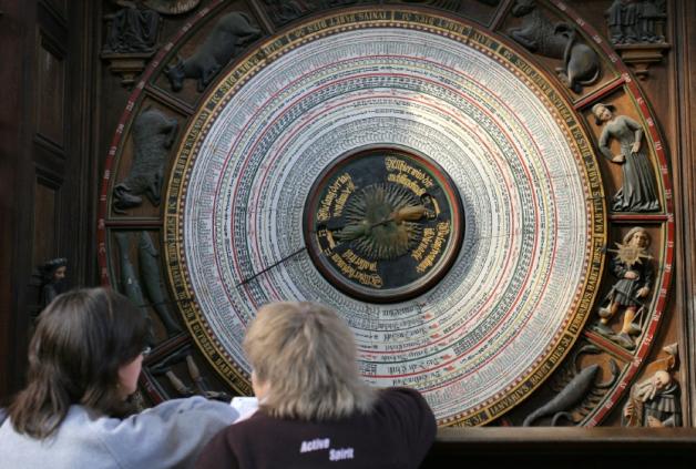 Zum Start der 800-Jahr-Feier der Hansestadt Rostock soll die Kalenderscheibe der Astronomischen Uhr ausgetauscht werden.  
