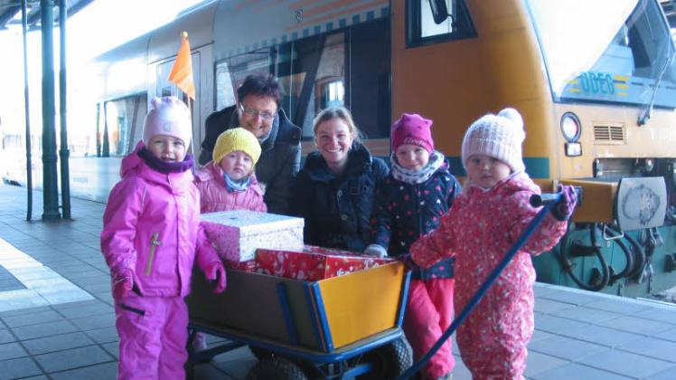 Überraschungsempfang am Parchimer Bahnhof für Annabella, Alina, Greta , Amelie und ihre Tagesmutter Stefanie Hopf: Die Sammelstellenleiterin für die Geschenkaktion für Kinder in Not, Regina Jochmann, nimmt die Päckchen persönlich in Empfang.   