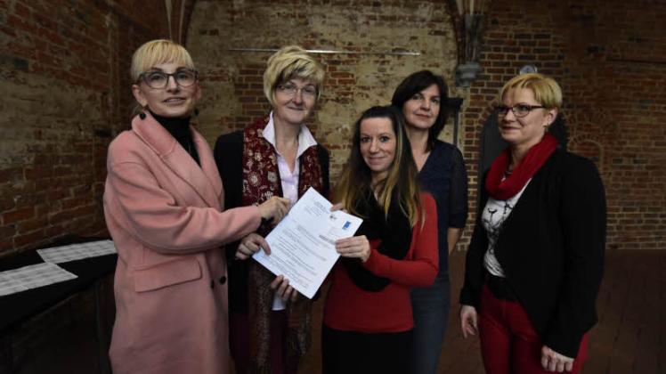 Anne Witt (M.) überreichte gestern in Zarrentin die Förderung (v.l.) an Margret Seemann, Jutta Piontek, Daniela Sperling und Iris Brincker. Anne Witt (M.) überreichte gestern in Zarrentin die Förderung (v.l.) an Margret Seemann, Jutta Piontek, Daniela Sperling und Iris Brincker.