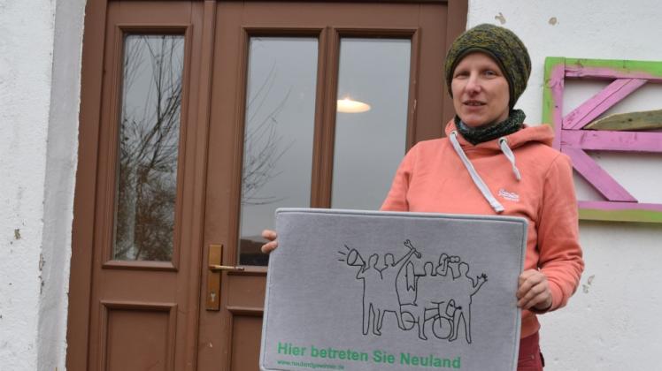 Hier wird Neuland betreten: Die Fußmatte gab es im Zuge der Förderung als Präsent obendrauf. Barbara Wetzel und ihre Mitstreiter vom Allerhandverein erhalten die Zuwendung der Bosch-Stiftung bereits zum zweiten Mal.  