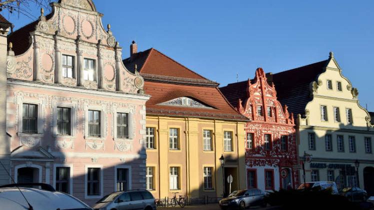 Sanierte Schmuckgiebelhäuser am historischen Markt in Luckau  