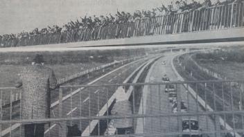 Dicht gedrängt verfolgten die Zuschauer auf der Brücke bei Brokenlande die Autokolonne bei ihrer Eröffnungsfahrt in Richtung Krogaspe.
