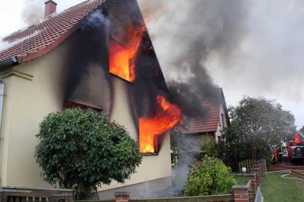 Meterhoch schlugen die Flammen bei dem Brand Mitte Oktober aus dem Haus.  