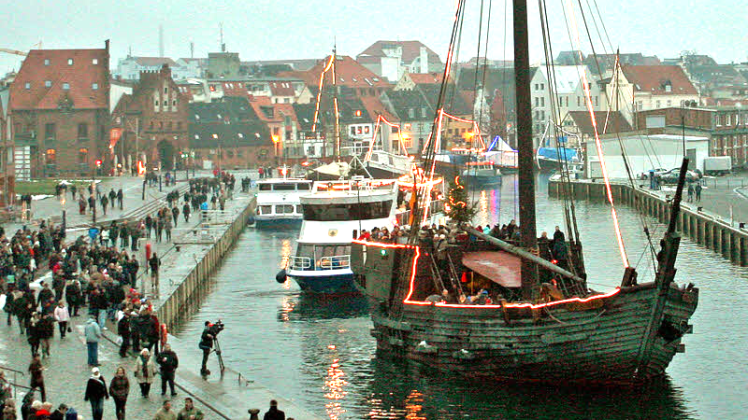 Auch im diesem Jahr soll es am dritten Advent im Alten Hafen der Hansestadt zur Seemanns-Weihnacht mit Lichterfahrt noch einmal richtig lebendig werden.  