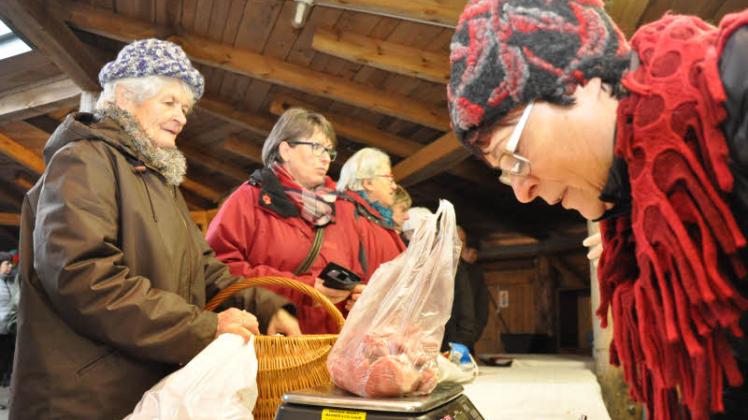 Brigitte Stövhase (r.) vom Kinderbauernhof-Verein wiegt und verteilt beim Schlachtefest die Fleischstücke und kassiert auch selbst ab. Fotos: Sarah Langemeyer 