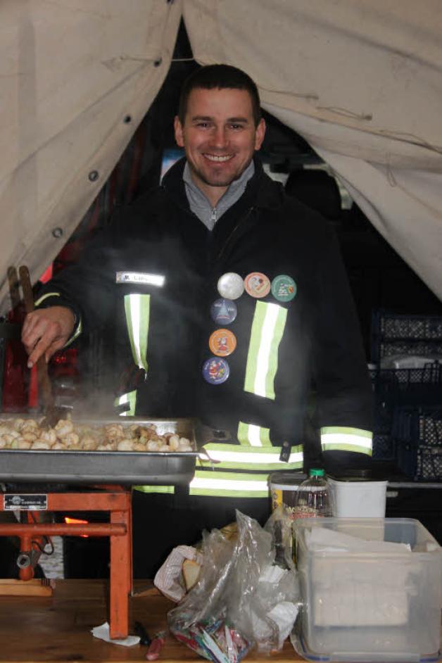 Martin Lahs von der Feuerwehr servierte Pilzpfanne.