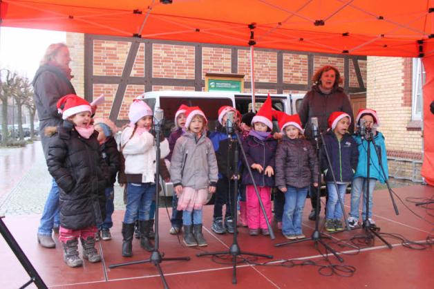 Die Kinder der Brüeler Kita eröffneten das bunte Programm mit inbrünstig vorgetragenen, fröhlichen Weihnachtsliedern.