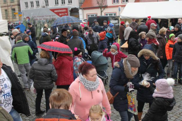 Trotz des Regens kamen viele Besucher zum Weihnachtsmarkt