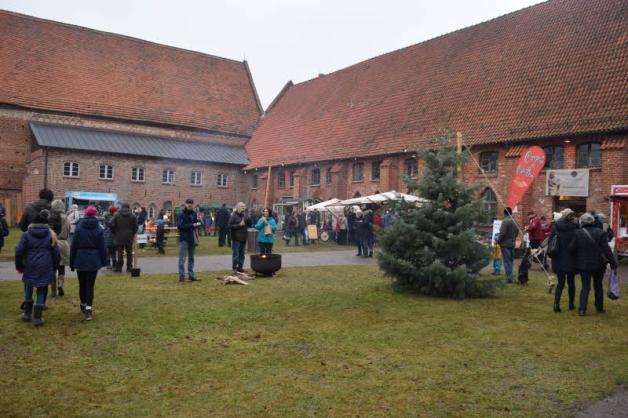 Trotz des tristen Wetters kamen viele Besucher zum Klosterhof, um zu essen, zu klönen und sich an den zahlreichen Ständen umzuschauen.