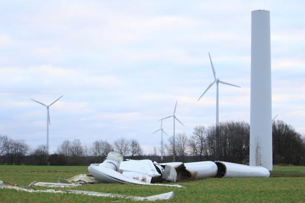 Windrad fällt im Windpark Grischow um. Windrad fällt im Windpark Grischow um.
