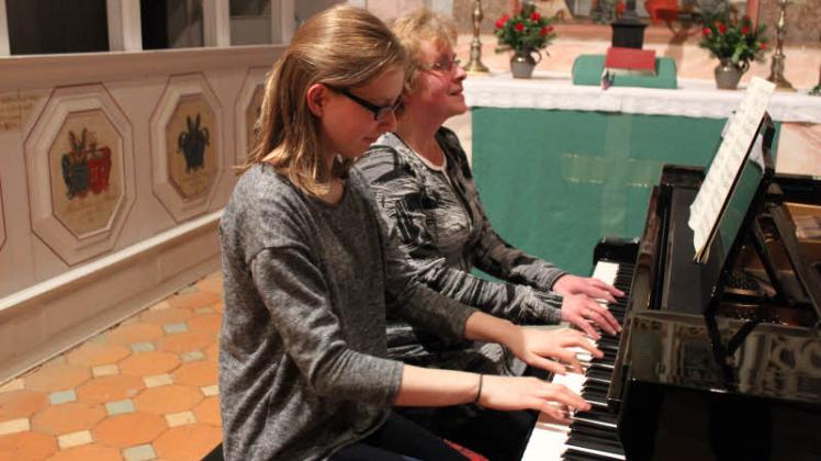 Klavierspiel vierhändig: Hannah Hauser (l.) und Maria Maercker am Flügel in der Wamckower Kirche.