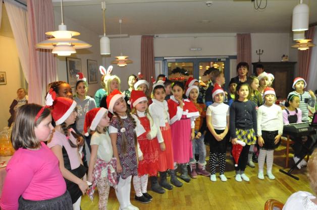 Die Tanzgruppe der Grundschule West unter Leitung von Marion Wilzewski kann sich in der Vorweihnachtszeit vor Auftrittswünschen kaum retten. Kinder aus sieben Nationen singen und tanzen mit. Die Tanzgruppe der Grundschule West unter Leitung von Marion Wilzewski kann sich in der Vorweihnachtszeit vor Auftrittswünschen kaum retten. Kinder aus sieben Nationen singen und tanzen mit.