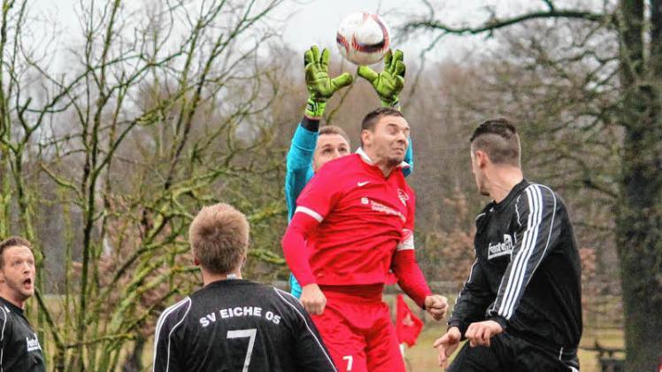 Weisens Keeper Matthias Ahlemann schnappt sich den Ball vor Kyritz-Kapitän Westphal.  