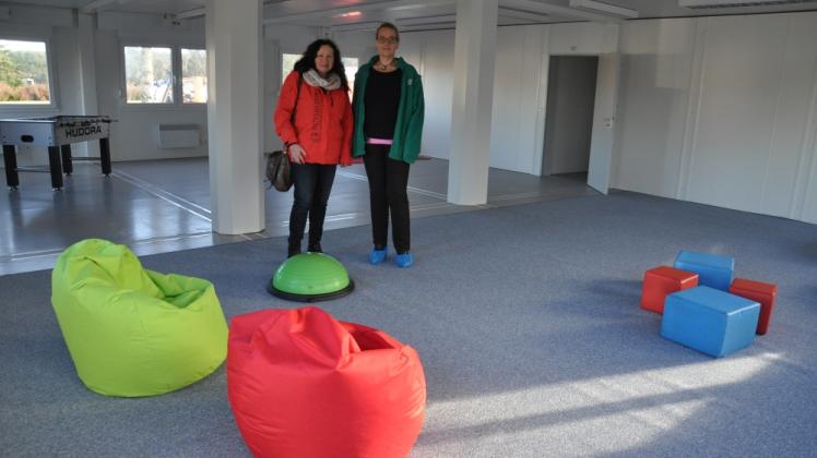 Kita-Leiterin Annett Krause und VS-Geschäftsführerin Ruth Richter-Schultz im größten Raum des Containerbaus, der insgesamt 300 Quadratmeter umfasst.  