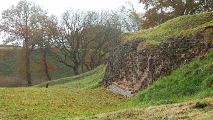 Begehbare Befestigung der historischen Anlage: Ein Wanderweg führt zwischen der Mauer und der Schanze hindurch. 