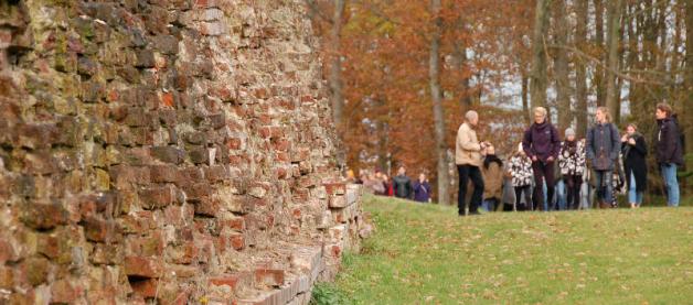 Blick in die Geschichte: Eine Schulklasse besucht die Waldemarsmauer. Blick in die Geschichte: Eine Schulklasse besucht die Waldemarsmauer.