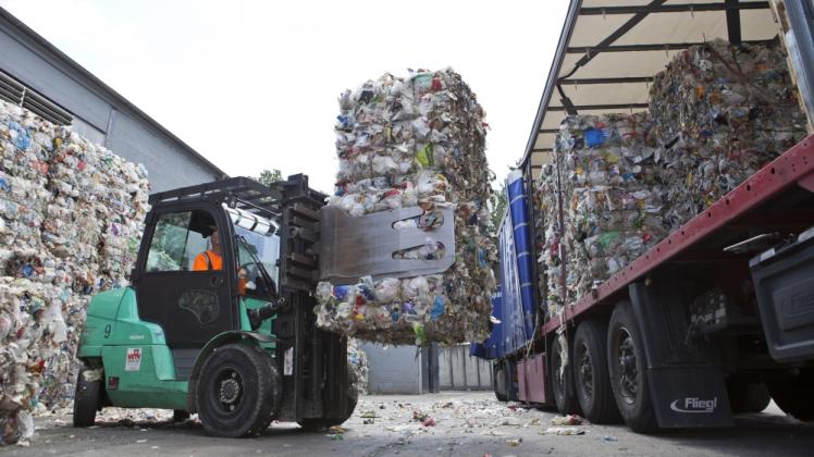 Ob Plastik oder Papier: Viele Wertstoffe lassen sich nach einem Recycling-Prozess wiederverwenden. 