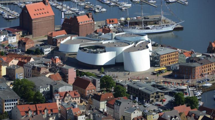 Das Ozeaneum – 2010 zu Europas „Museum des Jahres“ gewählt – in der Stralsunder Altstadt direkt am Hafen 