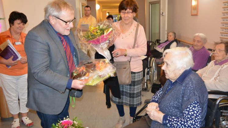 Die besten Wünsche zum 100. gab es vom Ludwigsluster Bürgermeister Reinhard Mach für Ella Nagel.  