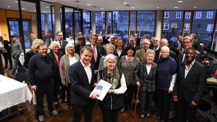 Urkunde, Ehrenamts- und Petermännchenkarte gab es für die engagierten Schweriner. OB Rico Badenschier und Stadtpräsident Stephan Nolte gratulierten. 