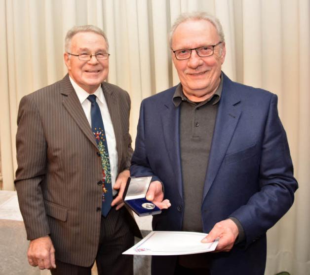 Bürgervorsteher Paul Roloff hat Karl-Heinz Jopp (r.) die Ehrenmedaille überreicht.  