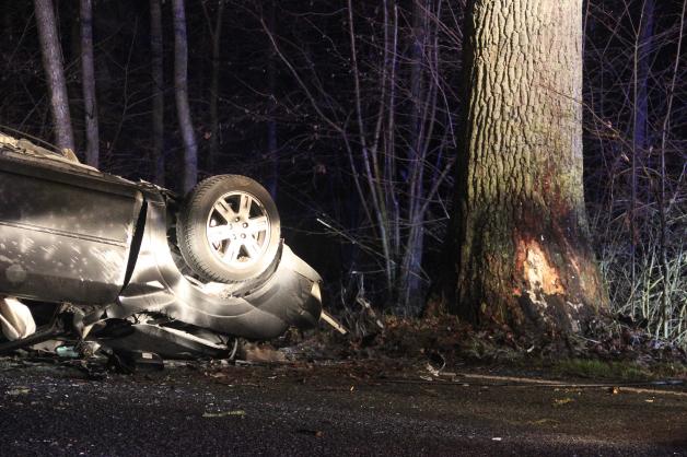 Auto überschlägt Sich Und Prallt Gegen Baum - Schwerverletzte | NNN