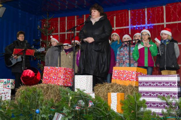 Bürgermeisterin Ute Lindenau eröffnet gemeinsam mit dem Kinderchor der evangelischen Kirchgemeinde den Weihnachtsmarkt. Bürgermeisterin Ute Lindenau eröffnet gemeinsam mit dem Kinderchor der evangelischen Kirchgemeinde den Weihnachtsmarkt.