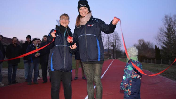 Kerstin Herold und Stephanie Rost und ein bisschen auch Janne Rost (v.l.) gaben die Tartanbahn für die Feuerwehrsportler in Charlottenthal frei. 