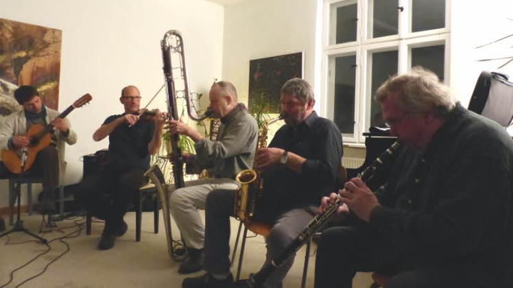 Fünf Jazzer in einer Reihe: Hagen Stüdemann, Albrecht Maurer, Ernst Deuker, Herbert Weisrock und Theo Jörgensmann (v.l.).  Fotos: Christoph von Fircks 