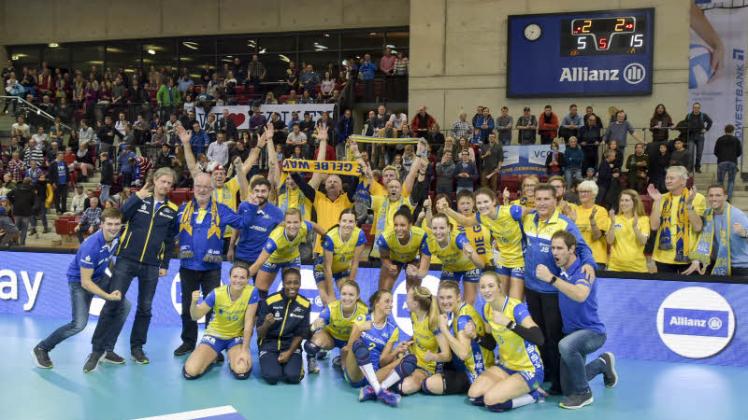 Gemeinsam mit den angereisten Fans feierten die Schweriner Volleyballerinnen den Sieg in Stuttgart.  
