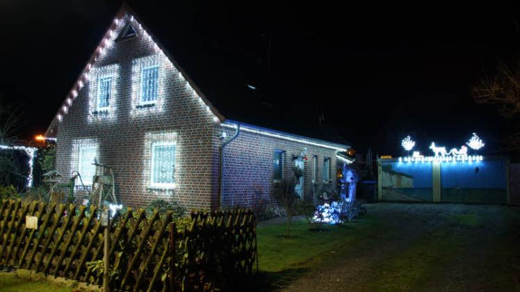 Im weihnachtlichen Lichterglanz zeigen sich hier Haus, Garage und Grundstück in der Siedlung.  