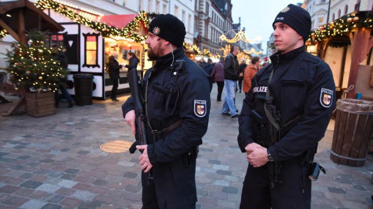 Zusätzliche Polizeibeamte auf dem Weihnachtsmarkt in Schwerin. 
