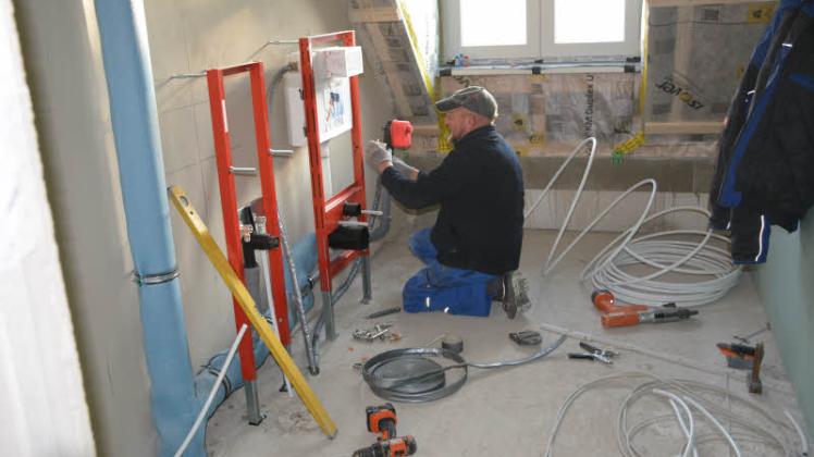 Ricardo Krause von der Firma Grade bei Sanitärarbeiten im Bad einer neuen Wohnung des Neubaus Kießerdamm 13 in Grabow.  Fotos: Michael Seifert 