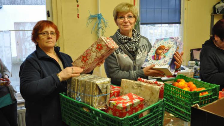 Trotz Engpässen konnten Karin Voss (l.) und Gabriele Kempke von der Güstrower Tafel auch dieses Jahr wieder kleine Weihnachtspäckchen an bedürftige Kinder rausgeben.  