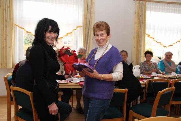 Die Moisaller Ortsgruppen-Vorsitzende der Volkssolidarität, Irmgard Trost (r.), wurde von Birgit Czarschka zum Dank für ihr Engagement überrascht. Die Moisaller Ortsgruppen-Vorsitzende der Volkssolidarität, Irmgard Trost (r.), wurde von Birgit Czarschka zum Dank für ihr Engagement überrascht.