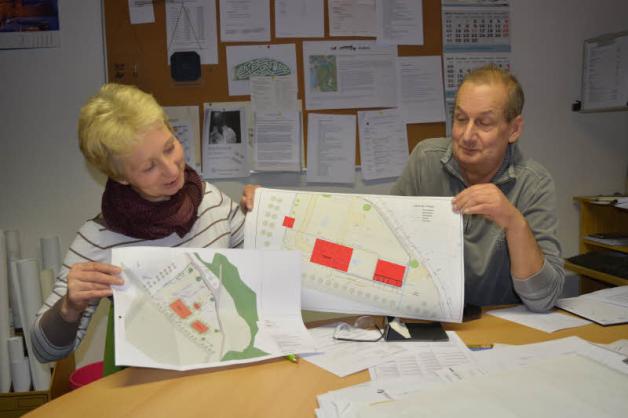 Marianne und Klaus Tuscher präsentieren die Pläne für die Erlebnis-Büdnerei im Güstrower Wildpark. 