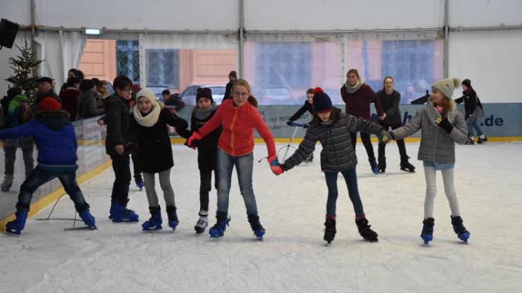 Nicht nur die Kinder freuen sich über die Möglichkeit, bis zum 19. Februar auf Schlittschuhen die Eisbahn zu erobern.  