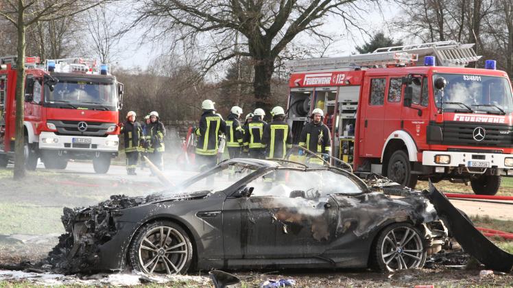 Der BMW fing Feuer und brannte aus. Der Beifahrer starb in den Flammen.