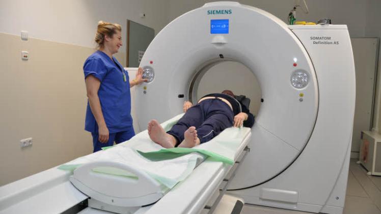 Simona Haase, die leitende Radiologieassistentin, mit einem Patienten. In weniger als einer Sekunde liefert das neue CT 64 Schichten-Aufnahmen. das frühere Gerät schaffte in der selben Zeit sechs. Als das CT Einzug in die Medizin fand, brauchte es für eine Schicht 20 Minuten.  