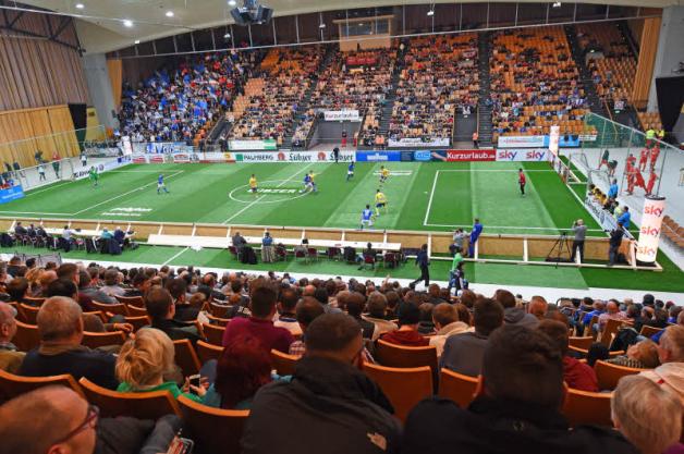 Grüner Rasen und volle Ränge: Knapp 3700 Zuschauer sahen nach elf Jahren im Januar 2016 wieder ein Hallenfußballturnier in der Sport- und Kongresshalle. 