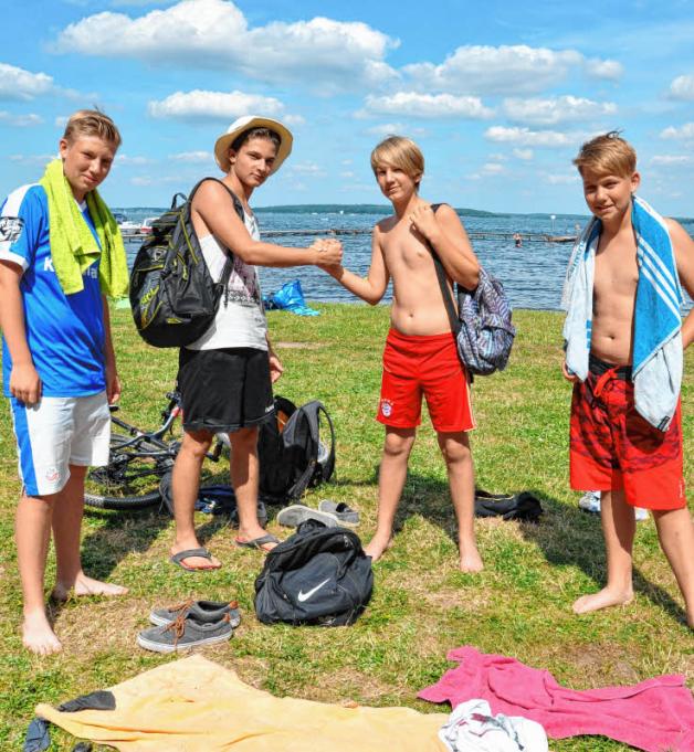 Ferien und Fußballfreie Zeit: Jeremy, Raven, Deniz und Tom, die mit ihrer C-Jugendmannschaft des Plauer FC in diesem Jahr Meister wurden, sind oft und gern in der Badeanstalt Plötzenhöhe. 