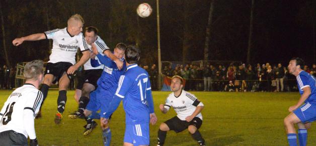 Das Flutlichtderby zwischen den Verbandsligisten Hagenower SV (in Weiß) und SG Aufbau Boizenburg verfolgten 420 Zuschauer. Das Flutlichtderby zwischen den Verbandsligisten Hagenower SV (in Weiß) und SG Aufbau Boizenburg verfolgten 420 Zuschauer.