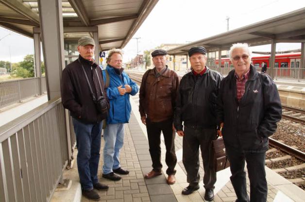 Parchimer Eisenbahnfreunde unterwegs - natürlich mit dem Zug: Walter Küpper, Rüdiger Kozielski, Bernd Schulz, Max Polzin und Willy Voß.
