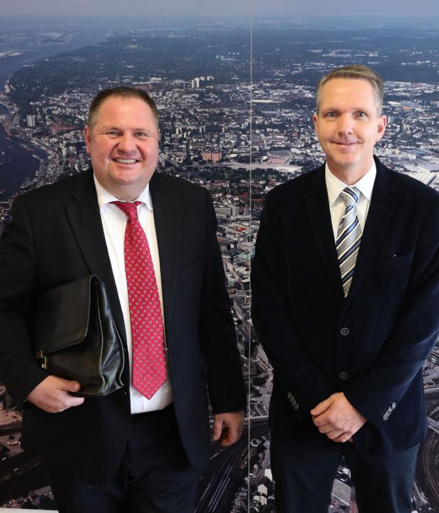 Christian Merl (Öffentlichkeitsarbeit und Kommunikation, l.) und Carsten Butenschön (Koordination) aus der neuen Stabsstelle für Verkehrs- und Baustellenkoordination in Hamburg. Christian Merl (Öffentlichkeitsarbeit und Kommunikation, l.) und Carsten Butenschön (Koordination) aus der neuen Stabsstelle für Verkehrs- und Baustellenkoordination in Hamburg.