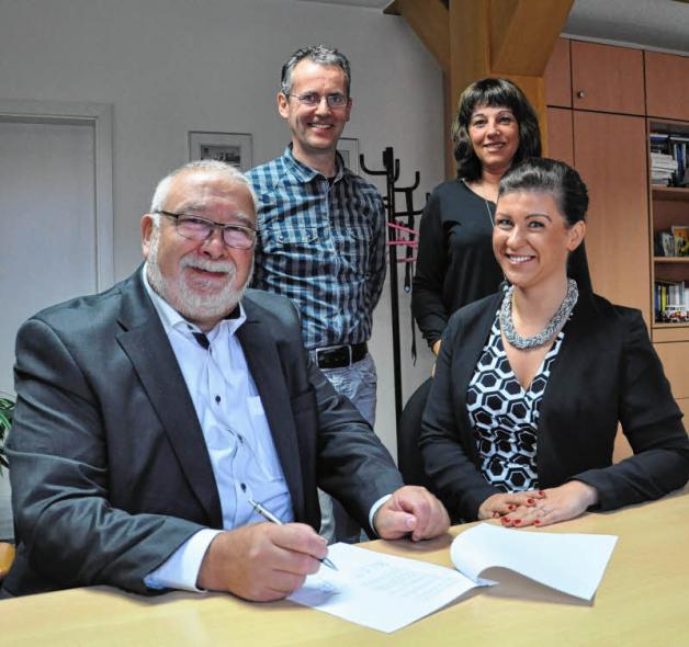 Partnerschaft beim ZiSch-Projekt besiegelt: Stadtwerke-Geschäftsführer Karl-Heinz Dobbertin unterzeichnet den Vertrag mit SVZ-Geschäftsstellenleiterin Nicole Boldt (vorn).  