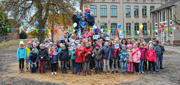 Ein gemeinsames Gruppenfoto - Dank einer Spende der VR-Bank konnte die Goldberger Grundschule ein neues Klettergerüst kaufen. 