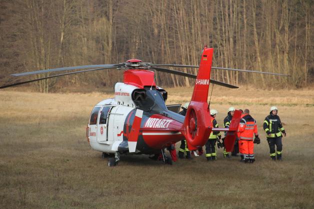 Schwerer Unfall auf B 103 bei Hoppenrade nach Vorfahrtsfehler: Zwei Schwer- und ein Leichtverletzter bei Kollision zweier Autos - zwei Helikoter landen an Unglücksstelle