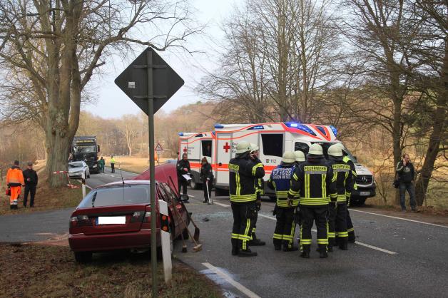 Schwerer Unfall auf B 103 bei Hoppenrade nach Vorfahrtsfehler: Zwei Schwer- und ein Leichtverletzter bei Kollision zweier Autos - zwei Helikoter landen an Unglücksstelle