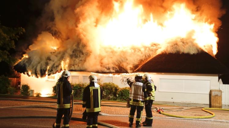 Wenn ein Reetdach erst einmal Feuer fängt, können Feuerwehrleute nur noch wenig ausrichten.   