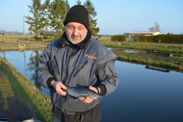 Keinen Karpfen, sondern Forelle gibt es bei Gerd Kuchenbäcker aus Röbel. Sein Silvestermahl wollte er selbst angeln.